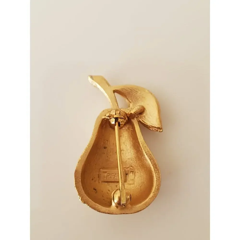 Vintage Crown Trifari Pear Gold Tone Etched Brooch Pin